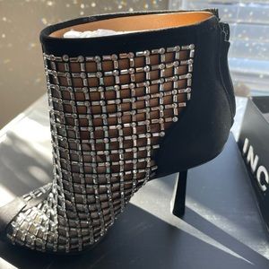 Year 2024 Heels-NWT Black Heels 6M